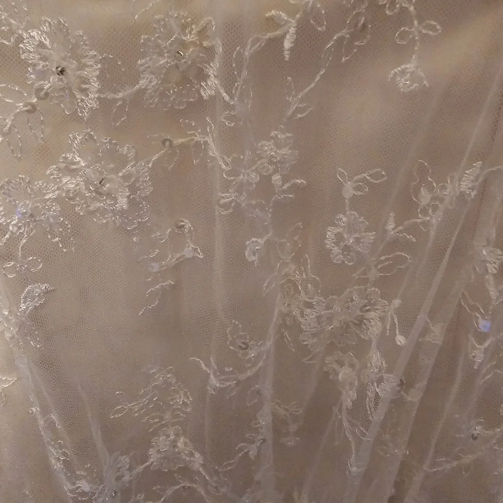 Wedding dress - Picture 8 of 16